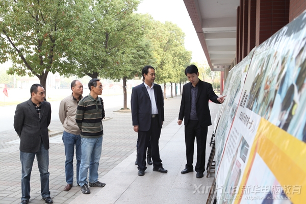 参观由我院学生独立设计并完成的“数字城市”作品