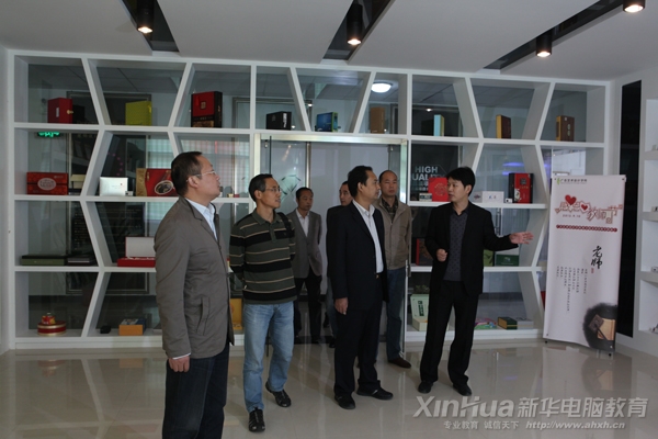省人社厅职业能力建设处副处长陈德宝(右2)、合肥市人社局职业能力建设处处长束志伟(右3)等人参观新华广告艺术实训基地