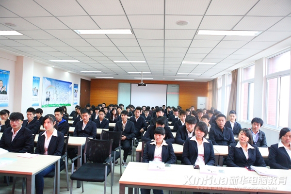 开班仪式现场,同学们认真听取领导讲话