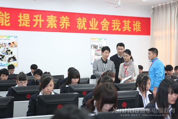 安徽新华电脑专修学院副院长王胜现场赞同学们专业水平高,动手能力强
