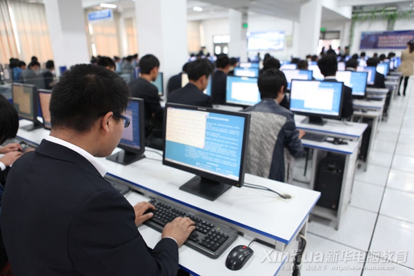 同学们神情专注,认真比赛