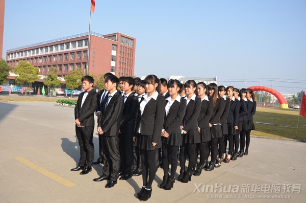 身着职业装的实训班学生,精神抖擞,气质非凡