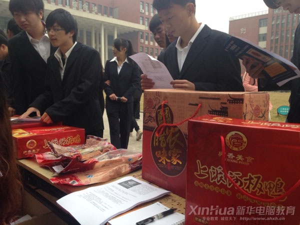一家卖板鸭的企业吸引不少学生驻足询问