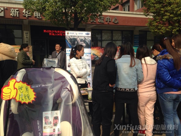 主营安全座椅的郑老板带着他的产品参加本次对接会,意在寻找更多的学生做代理商