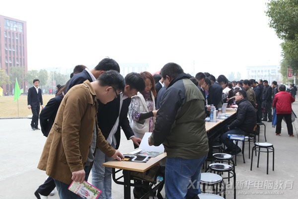 各大企业前纷纷围满了前去咨询的学生