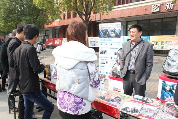 对接会即将结束时,学院老师向安全座椅的郑老板询问对接情况.