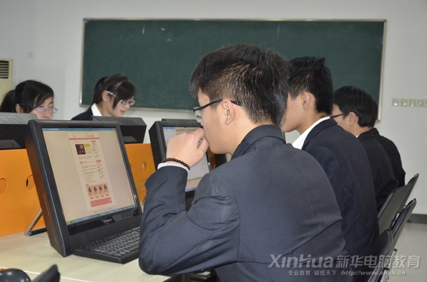 屏气凝神,一丝不苟参赛
