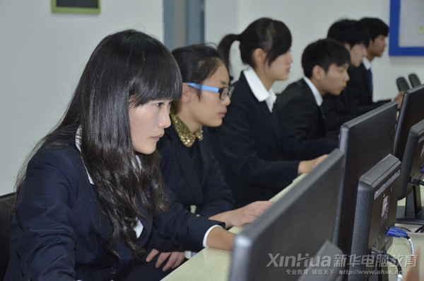 决赛现场,同学们认真完成比赛