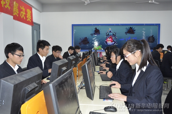 决赛现场,同学们认真完成比赛