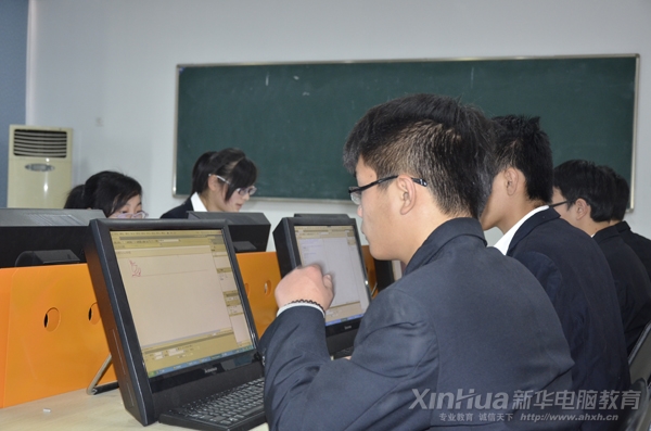 比赛接近尾声,这位同学正在完成最后的页面实现工作