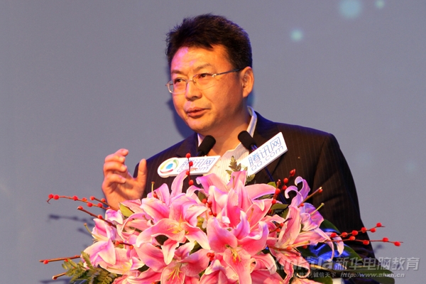 新华教育集团副总裁沙旭在2013年“回响中国”教育年度总评榜荣耀盛典上发表讲话