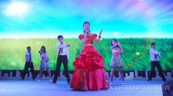 活动现场盛精彩的歌舞表演
