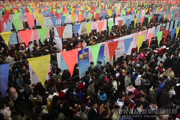 史上最难就业年高校毕业生应聘场面