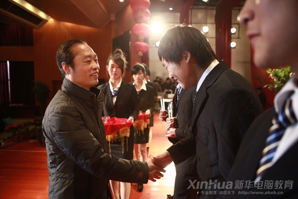 安徽新华电脑专修学院副院长孙礼平为获奖学子颁奖