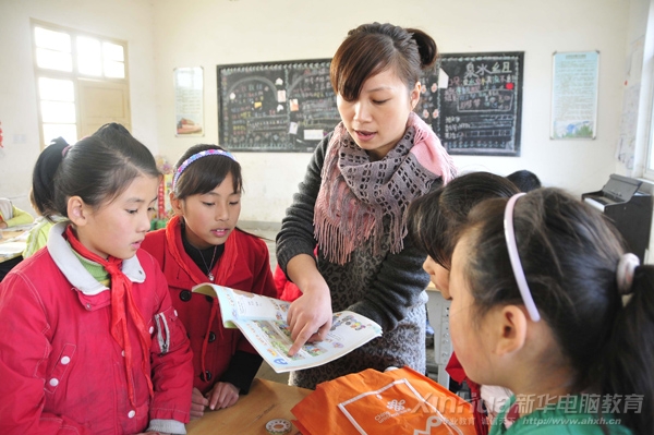 安徽新华电脑专修学院的老师正在带领孩子们学习英语