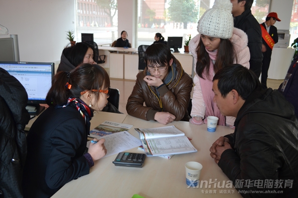 学生和家长认真地在听专业咨询老师介绍专业课程