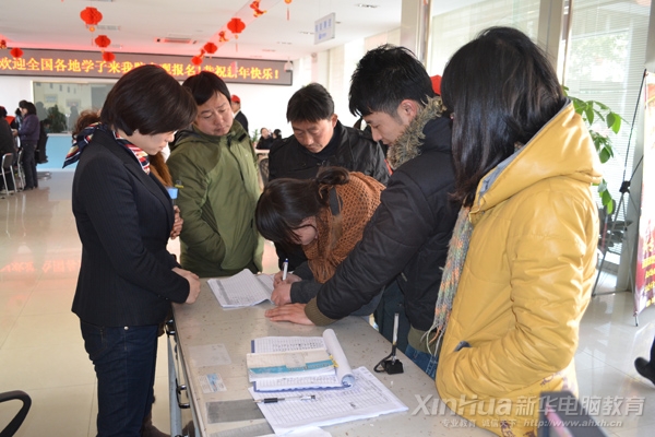 新生在做报名信息登记