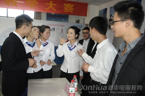多彩的校园活动充分锻炼了同学们的综合素质。图为参加演讲比赛的同学相互鼓励