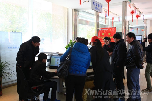 每年春节过后,都有大批学生来新华报名学技能