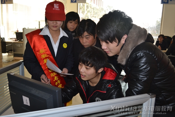 学生正在做专业测试