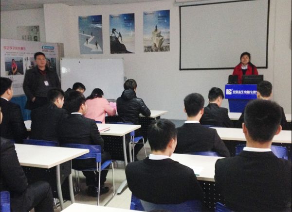 同学们在认真听讲企业代表作公司介绍