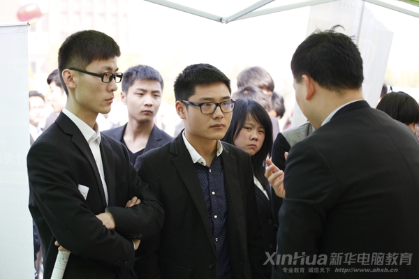 和企业代表沟通,同学们镇定自若,信心满满