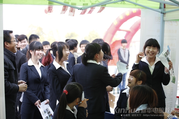 企业给应聘成功的学子发放一百元现金,图中女孩拿到现金兴奋不已