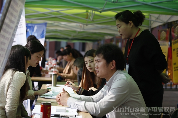 学生再和企业交流、沟通