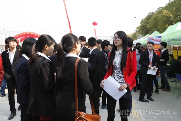 偌大的新华校园挤满应聘学子和招聘企业代表