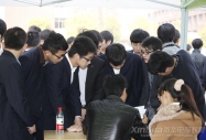 企业招聘求才若渴 学子应聘信心百倍