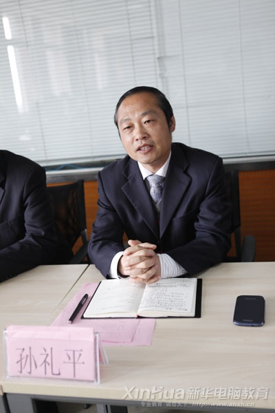 安徽新华电脑专修学院副院长孙礼平在开班仪式上发表重要讲话