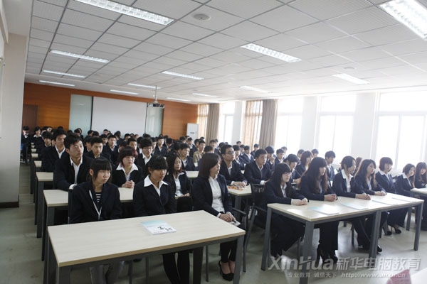 同学们衣着整齐,精神抖擞地聆听领导讲话