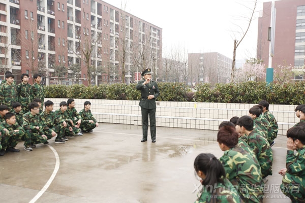 同学们正在聆听教官的谆谆教诲