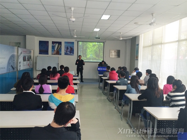 重庆自由美公司在安徽新华举办专场招聘会现场