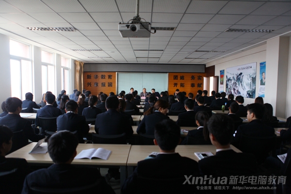 校领导和同学们积极互动中