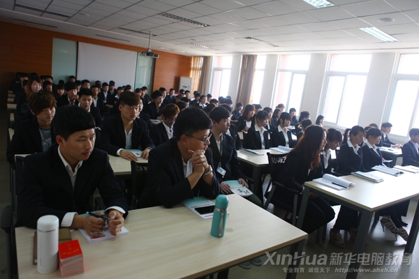 同学们正在全神贯注的聆听会议讲话