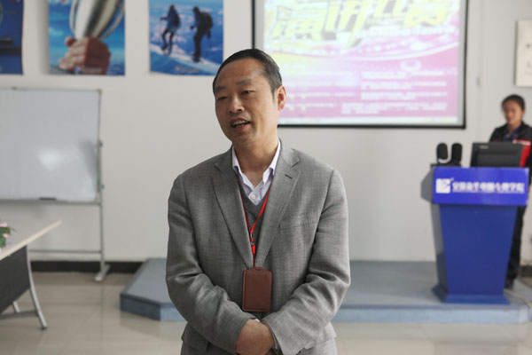 新华电脑孙院长正发表热情洋溢的讲话