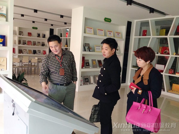 我院领导向艺唐潮一行展示介绍学生作品