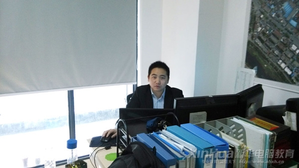 在数据部部门经理办公室内的