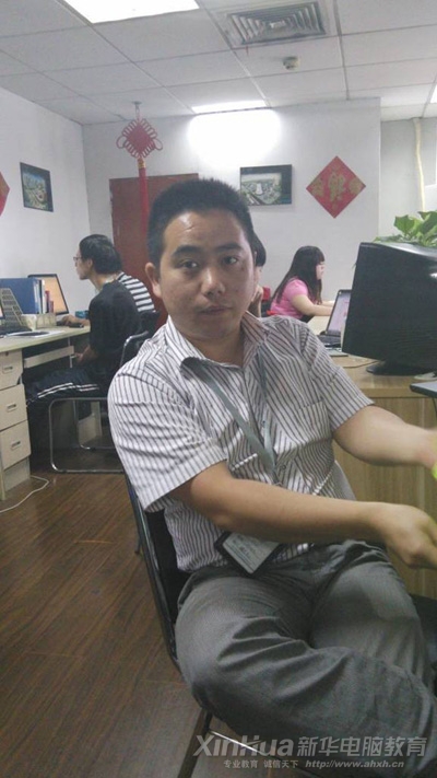 正在办公室内投入工作的许明