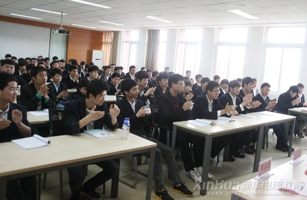 同学们兴高采烈的听取会议内容