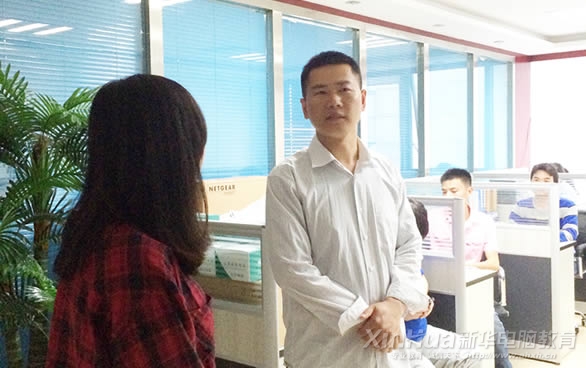 徐老师向兴博软件工作人员了解学员情况