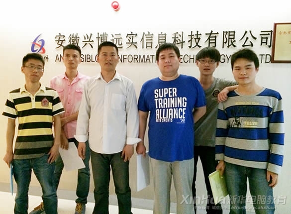 就业学子与徐鹏飞老师合影留念