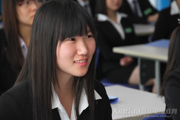 听到精彩处 满面笑容的学子
