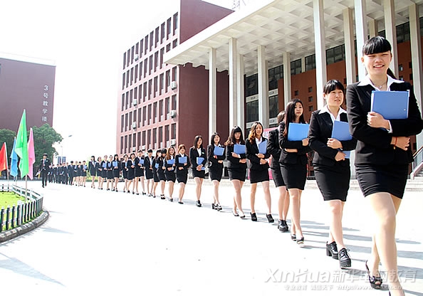 同学们灿烂的笑容 正是体现了对于就业的极大信心