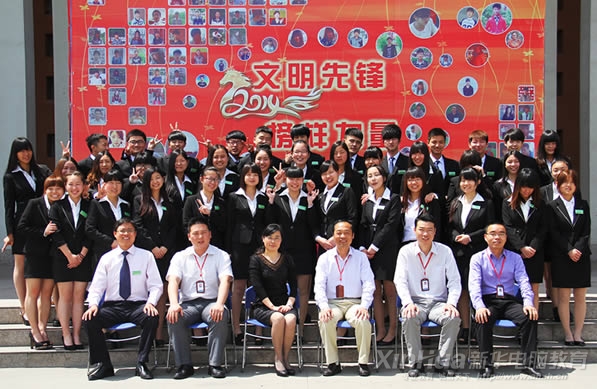 我院领导班子和同学们的大合影