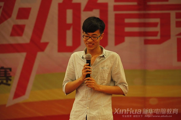 正在投入表演的学子