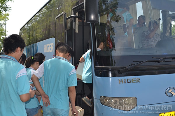 参赛选手有序的登上了校车