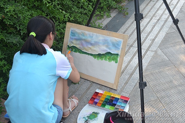 同学们在公园里认真作画