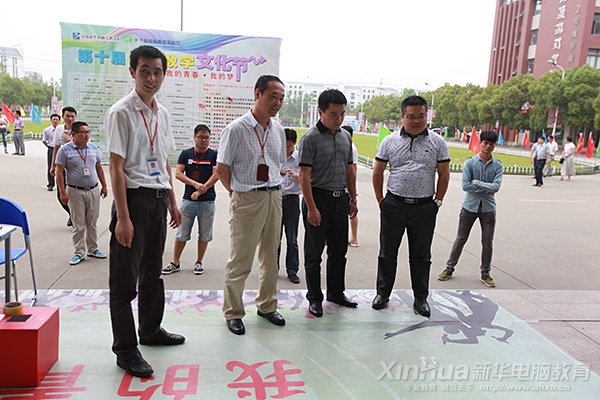 学院领导密切关注学子比赛